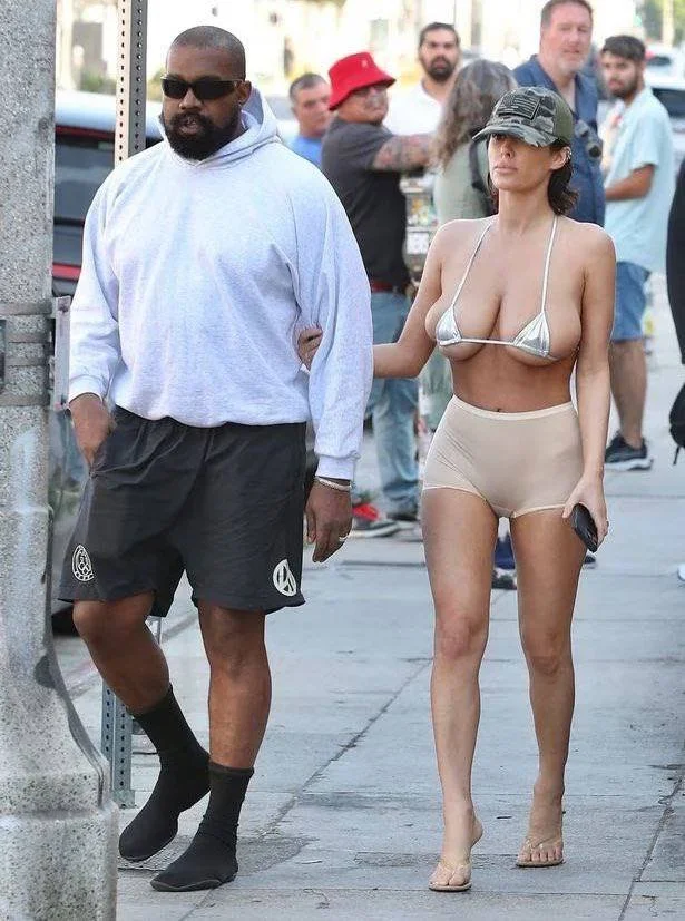 Kanye West came to the 2025 Grammys with his naked wife Bianca Censori image 17
