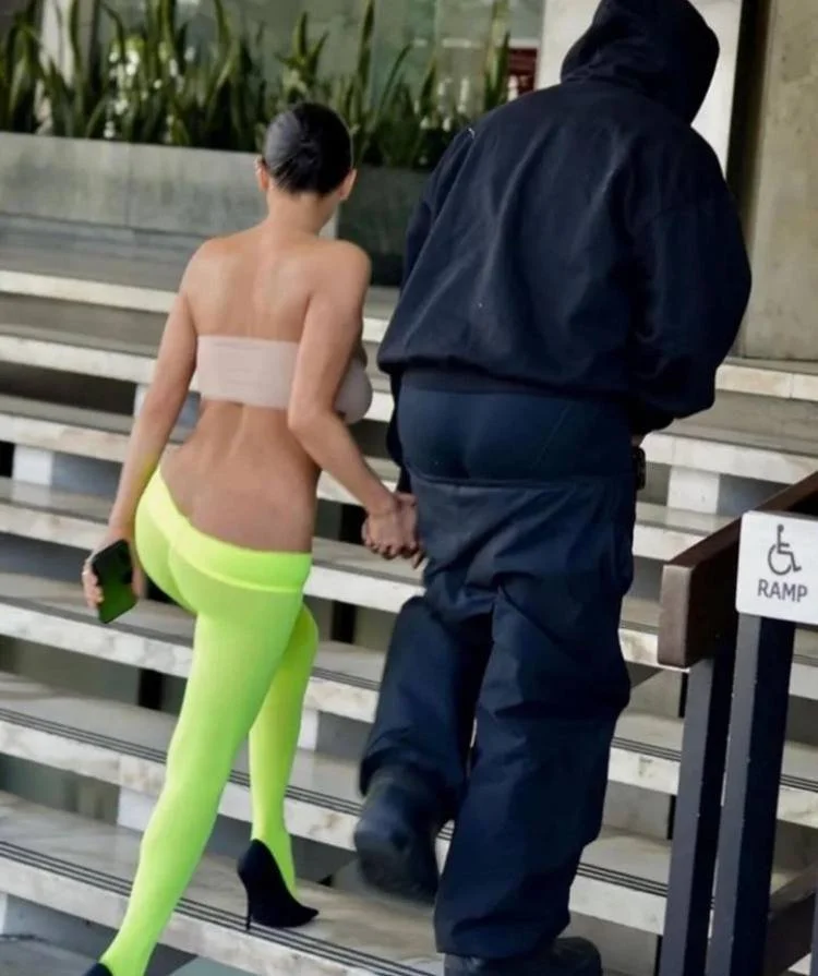 Kanye West came to the 2025 Grammys with his naked wife Bianca Censori image 28