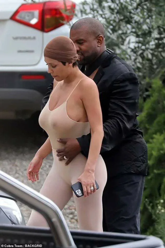 Kanye West came to the 2025 Grammys with his naked wife Bianca Censori image 40