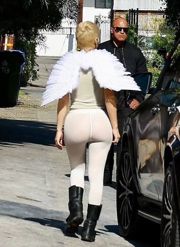 Kanye West came to the 2025 Grammys with his naked wife Bianca Censori image 44