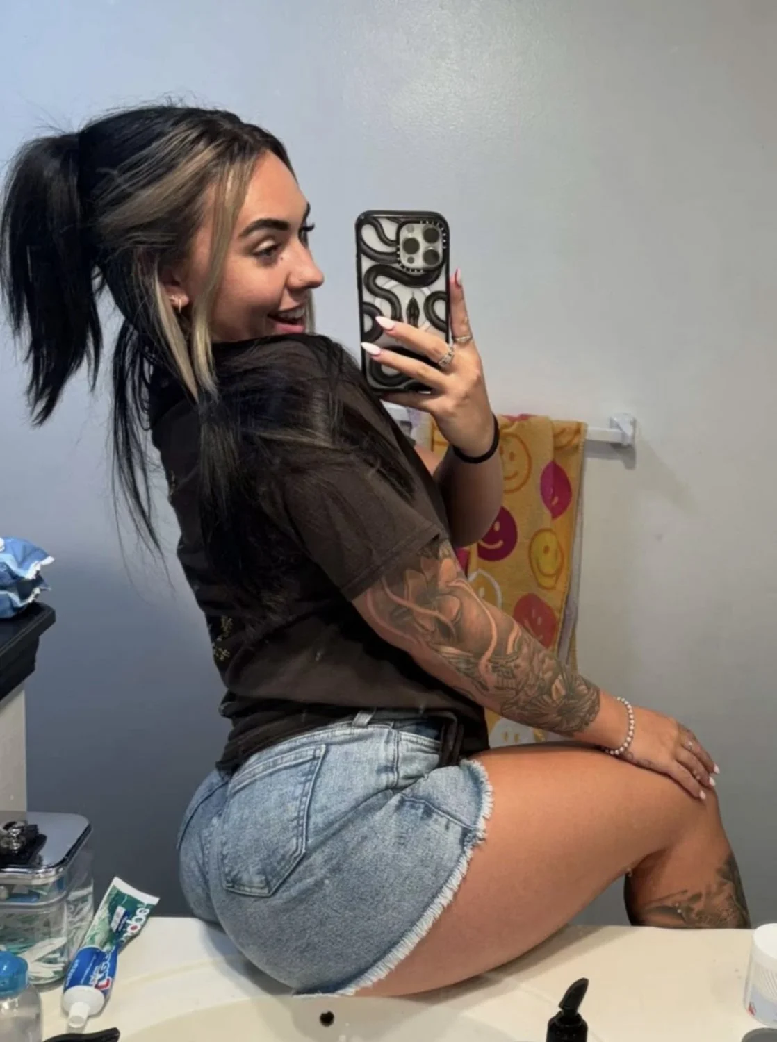 I’d pay anything to have this PAWGs nudes image 1
