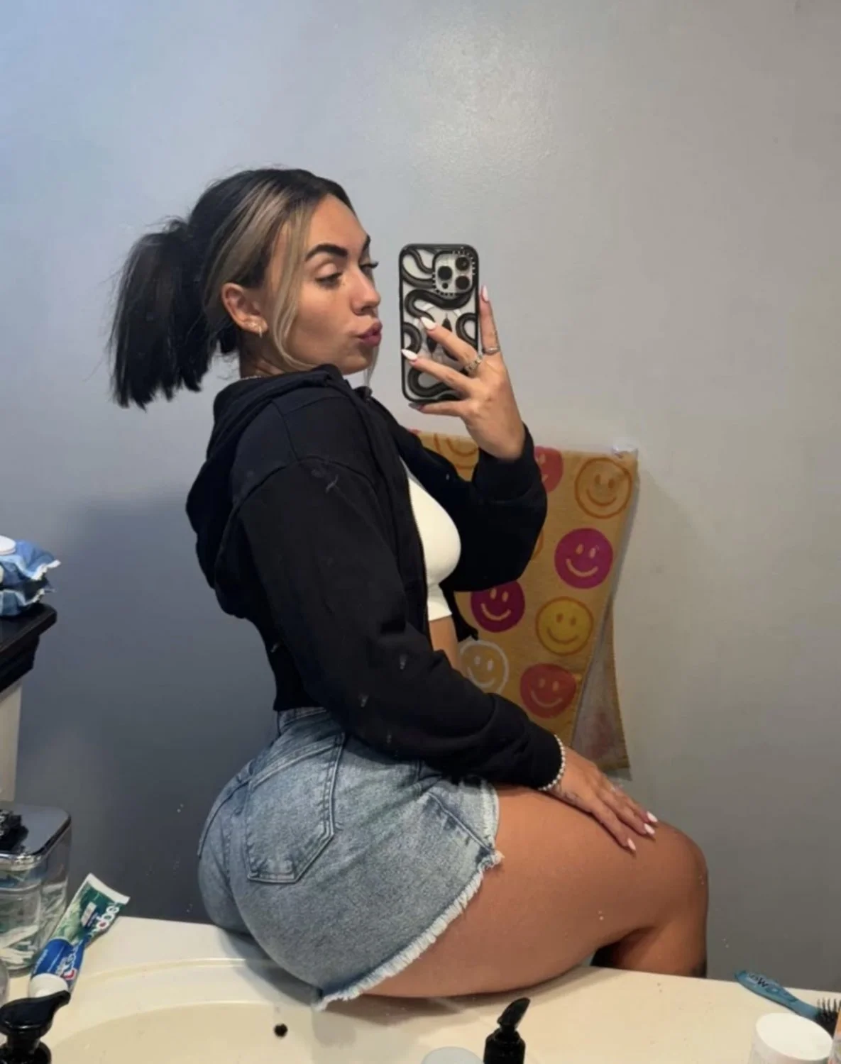 I’d pay anything to have this PAWGs nudes image 2