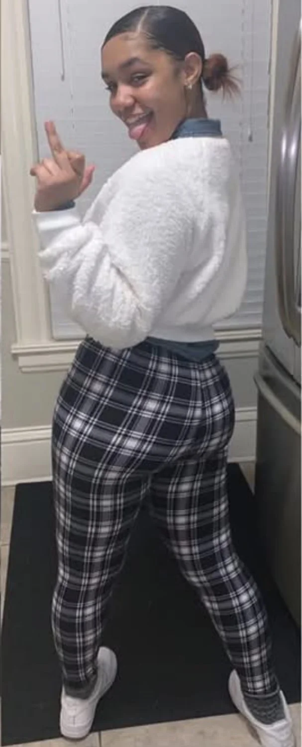 Lightskin t33n washing her fat ass cheeks 😩 part 1 image 2
