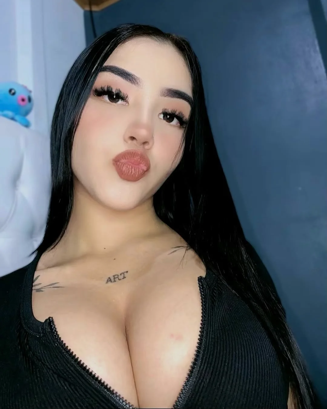 latina de tetas hermosas image 12