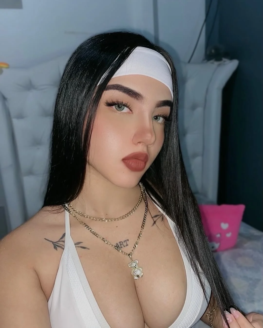 latina de tetas hermosas image 13