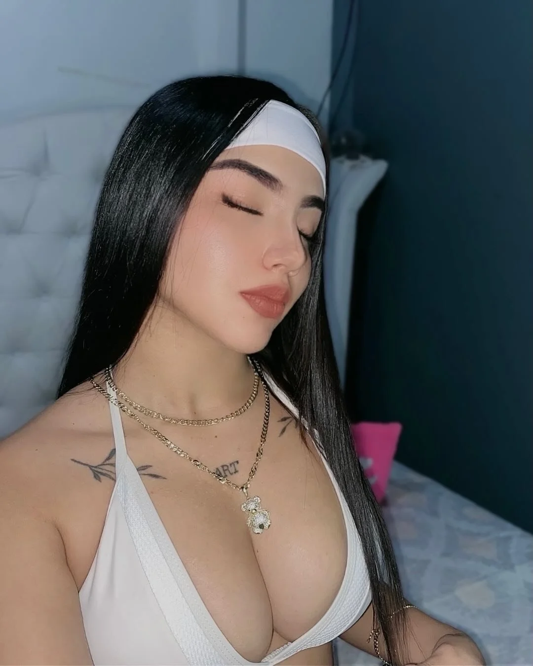 latina de tetas hermosas image 5