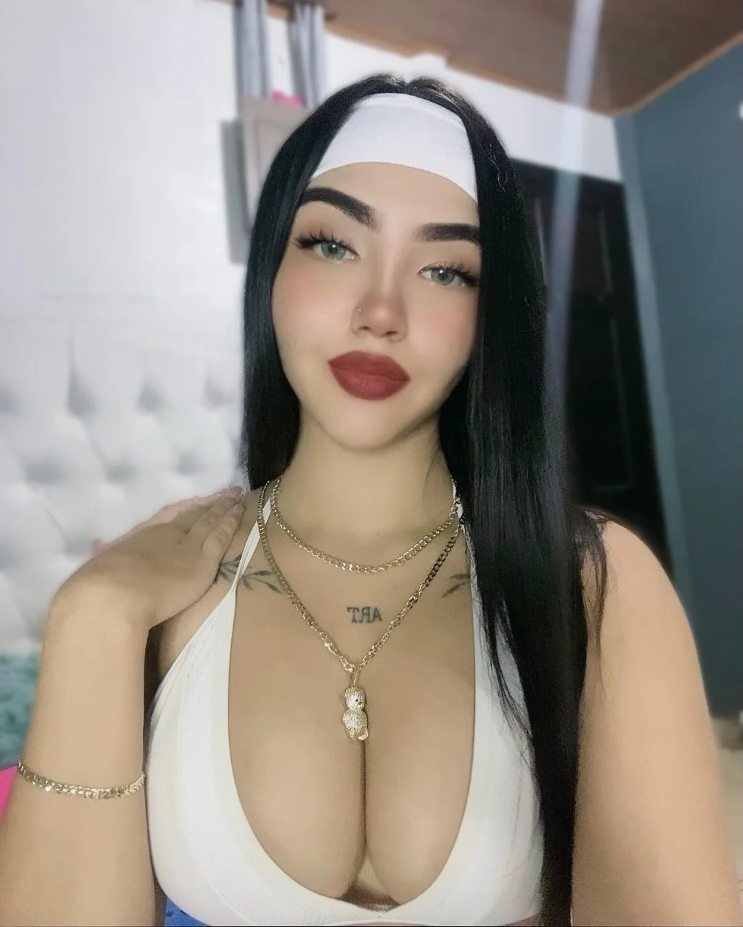 latina de tetas hermosas image 6