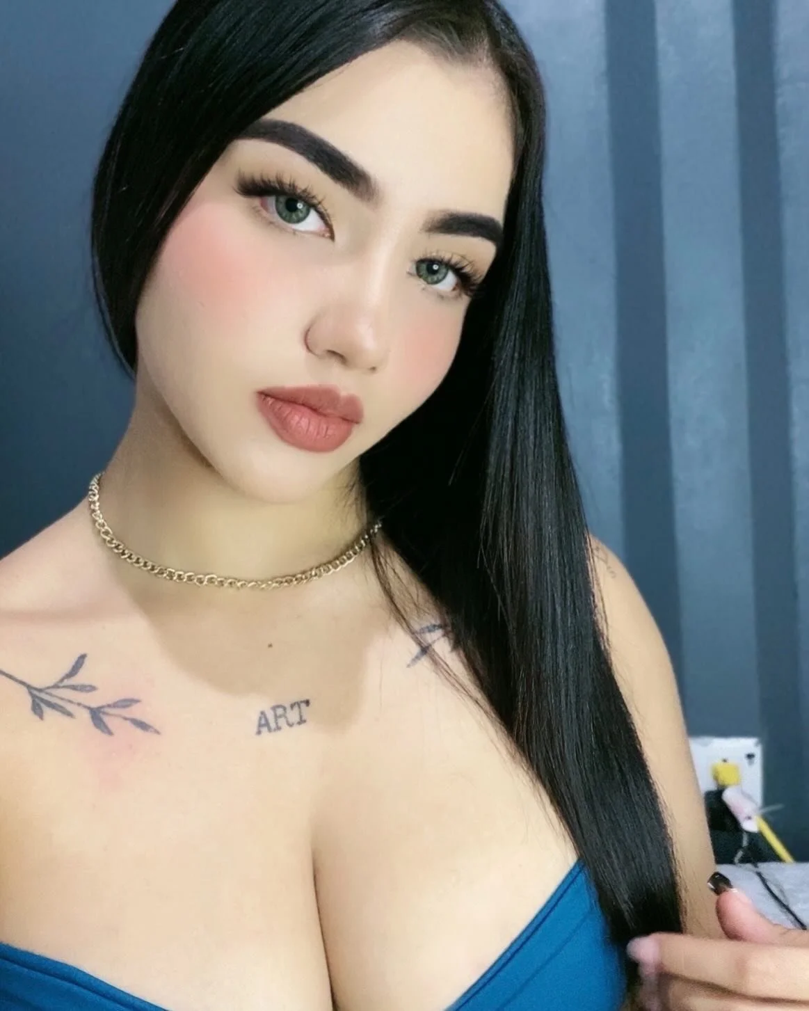 latina de tetas hermosas image 9