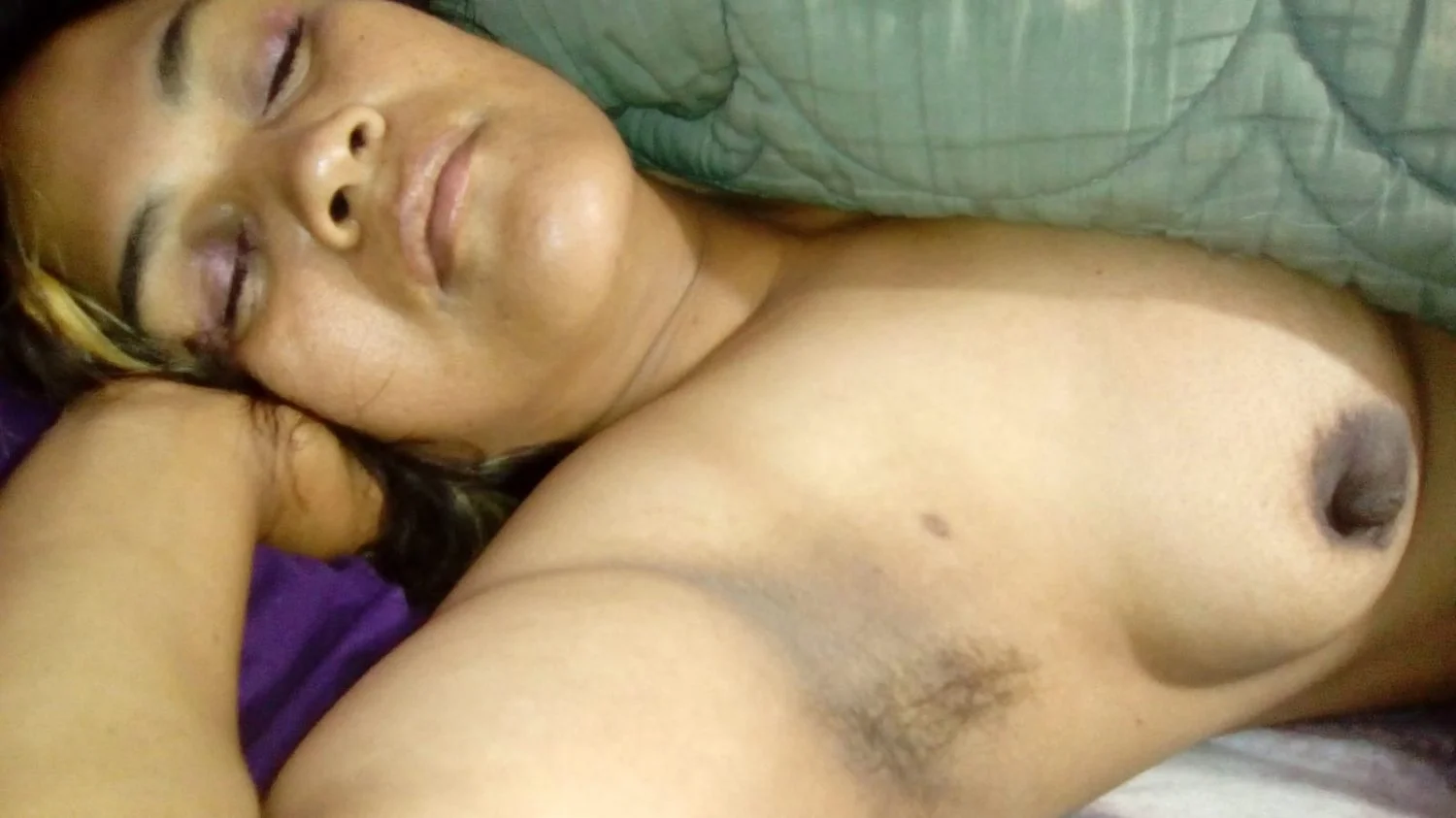 Más fotos pornográficas de mi esposa enseñando sus pezones negros y sus pelos igual de negros image 17