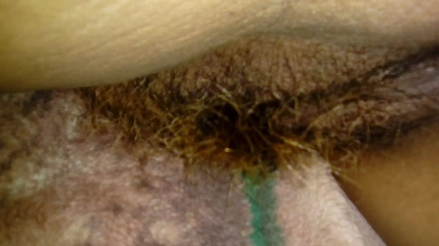 Más fotos pornográficas de mi esposa enseñando sus pezones negros y sus pelos igual de negros image 8