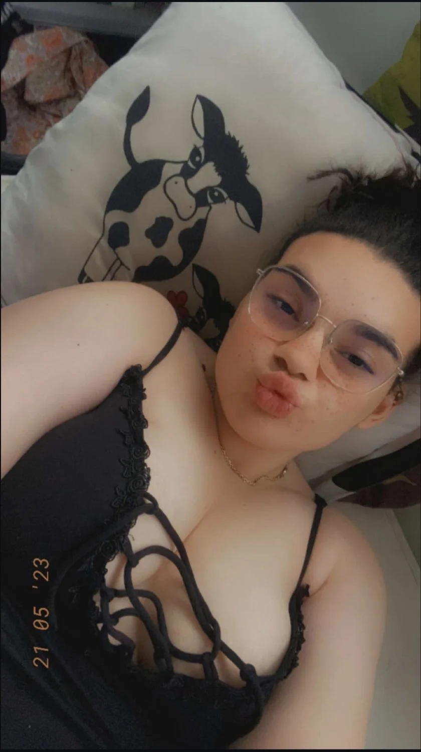 lara exposed image 5