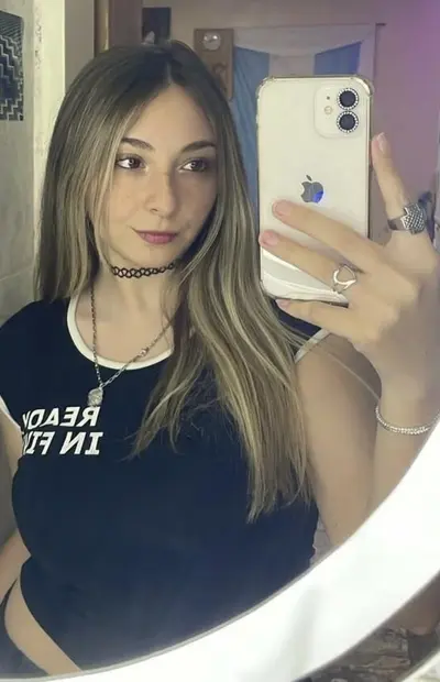 Novinha loira safada caiu na net se exibindo pro corno do namorado cover image