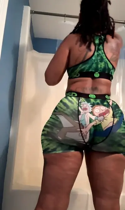 Chunky ebony getting clean!!!! 🧼🚿 cover image