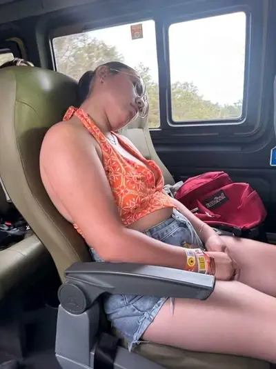 Jovencita dormida en viaje cover image