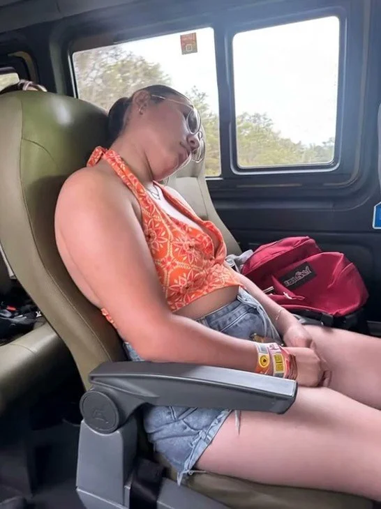 Jovencita dormida en viaje main image
