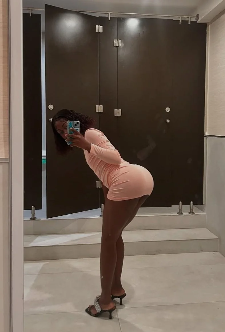 Bubble butt in dress😍😍 image 5