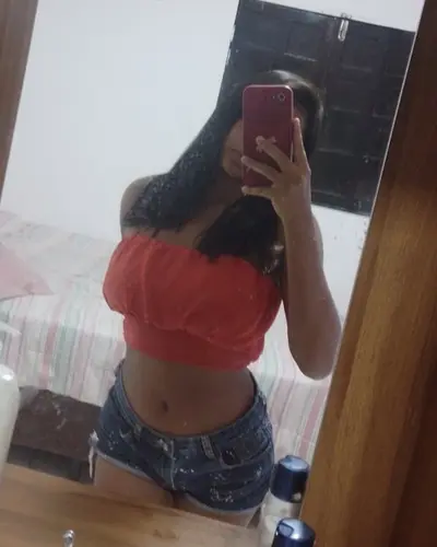 Moreninha gostosa vazada exibindo seus peitos cover image