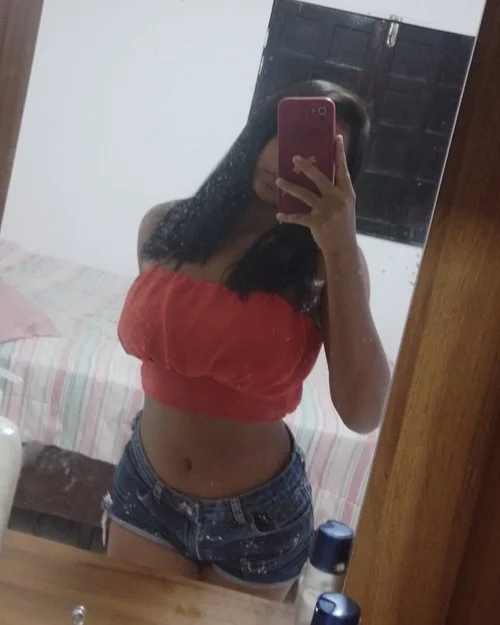 Moreninha gostosa vazada exibindo seus peitos main image