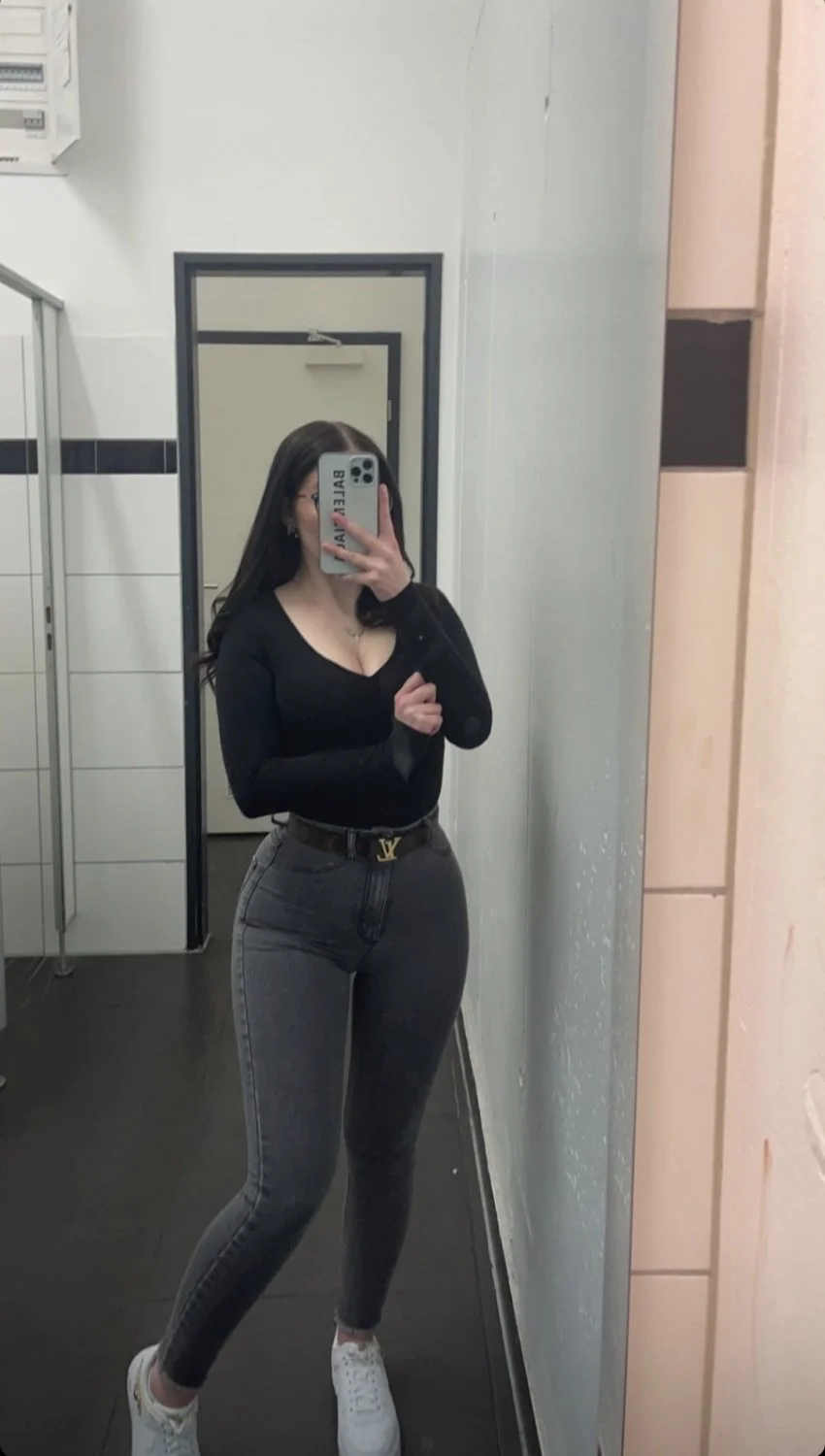 Thicc german slut Laura fully exposed image 3