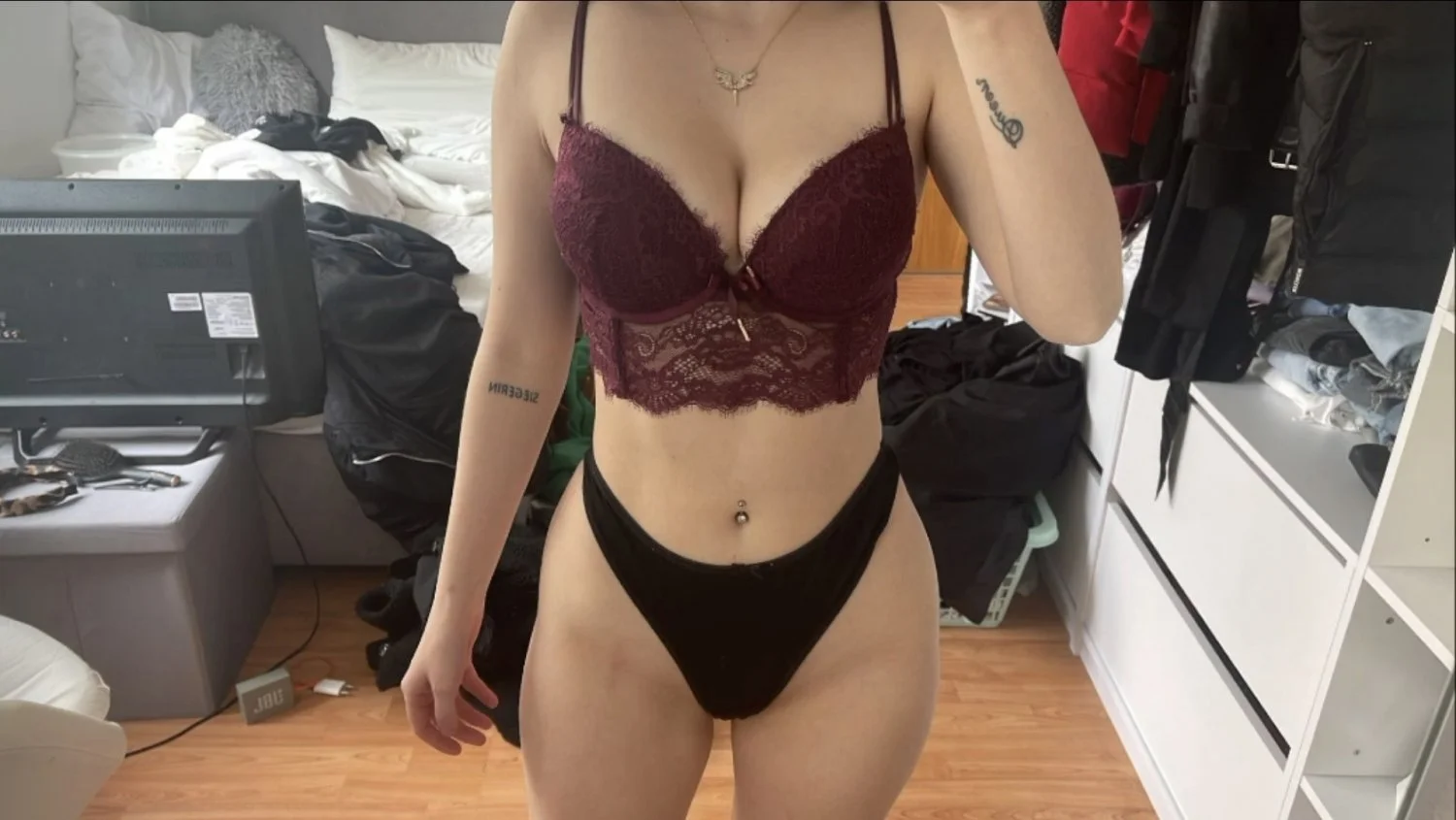 Thicc german slut Laura fully exposed image 4