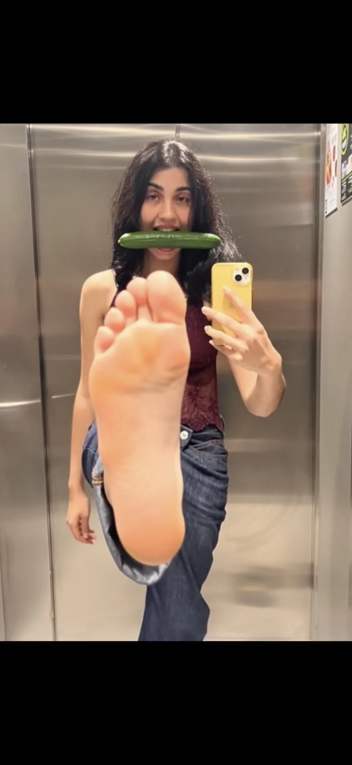 Sisa moroccan send me feets image 3