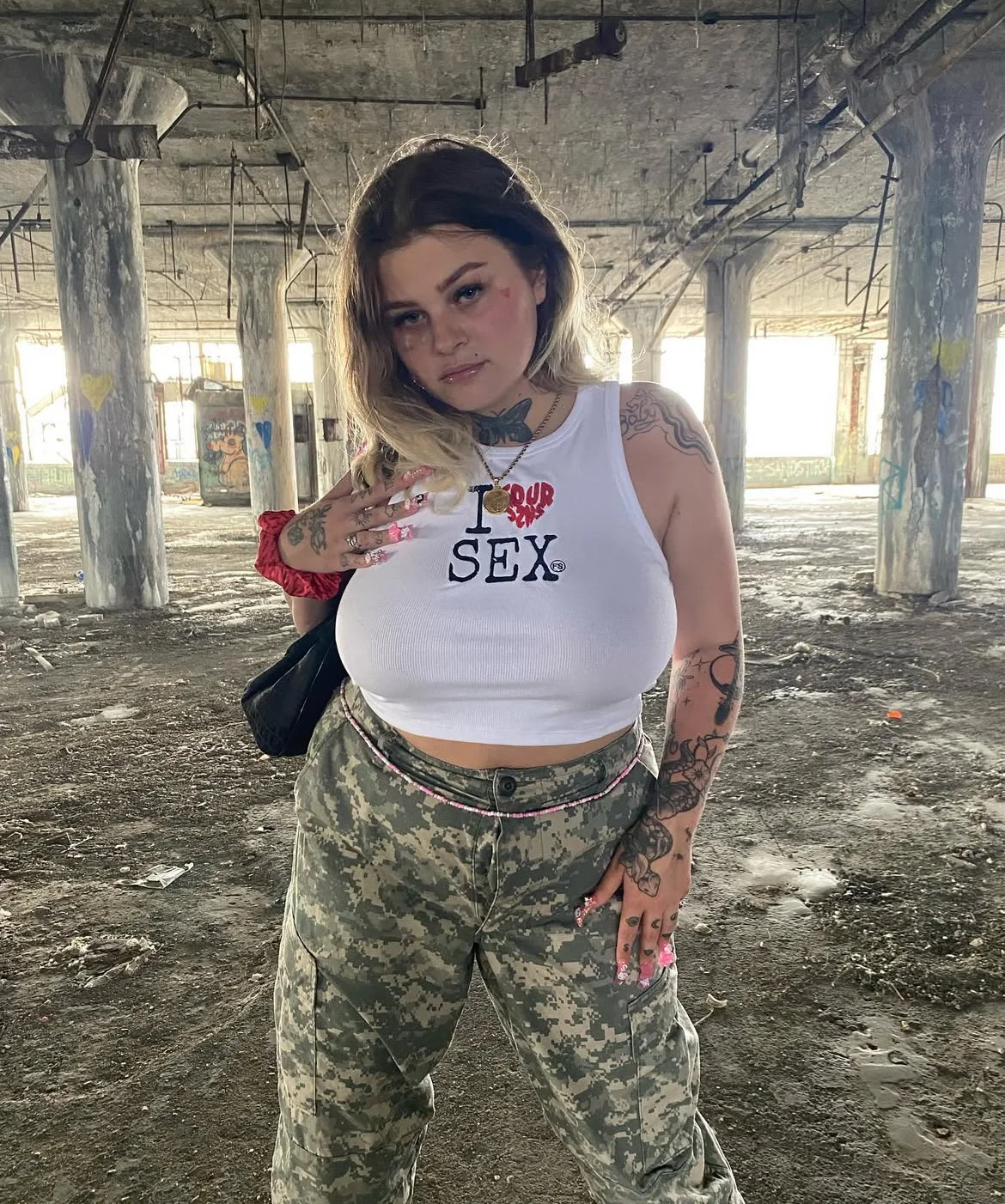 Big Titted Lina drinks his bladder juice! 🔥🤯 image 4