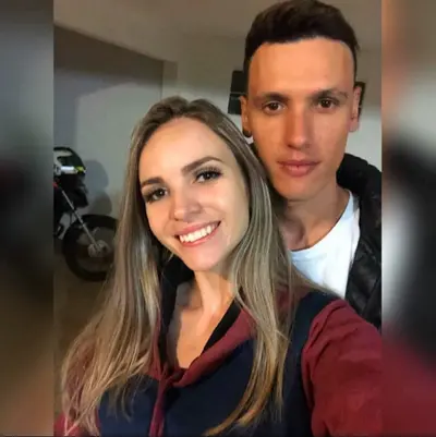 Loira gostosa perdeu o celular e foi vazada, putinha caiu na Net fudendo com o marido! vazou casal. cover image
