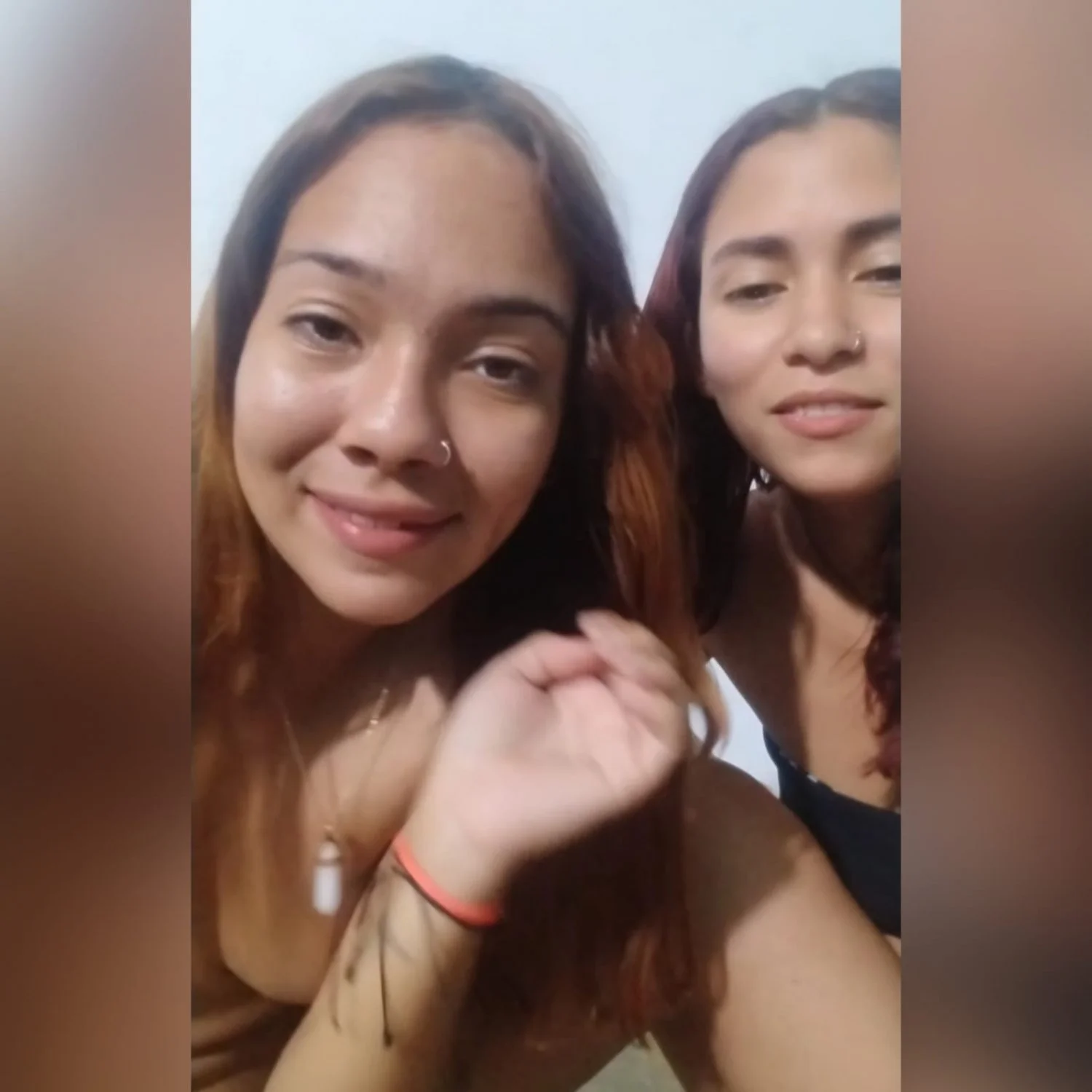 Duas novinhas puta se divertindo querendo pau na buceta em live image 1