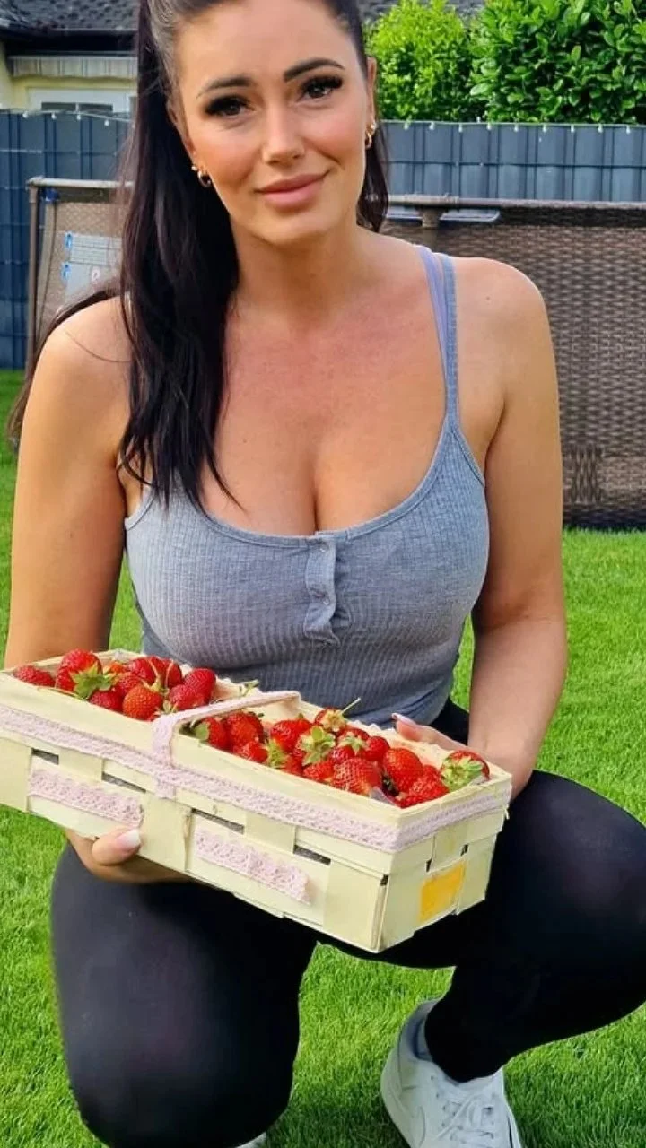Petrina 34 Brunette Serbian Mom image 3
