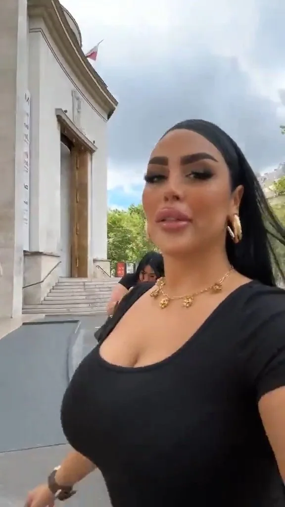 2 horny bimbos looking for someone to give a head main image