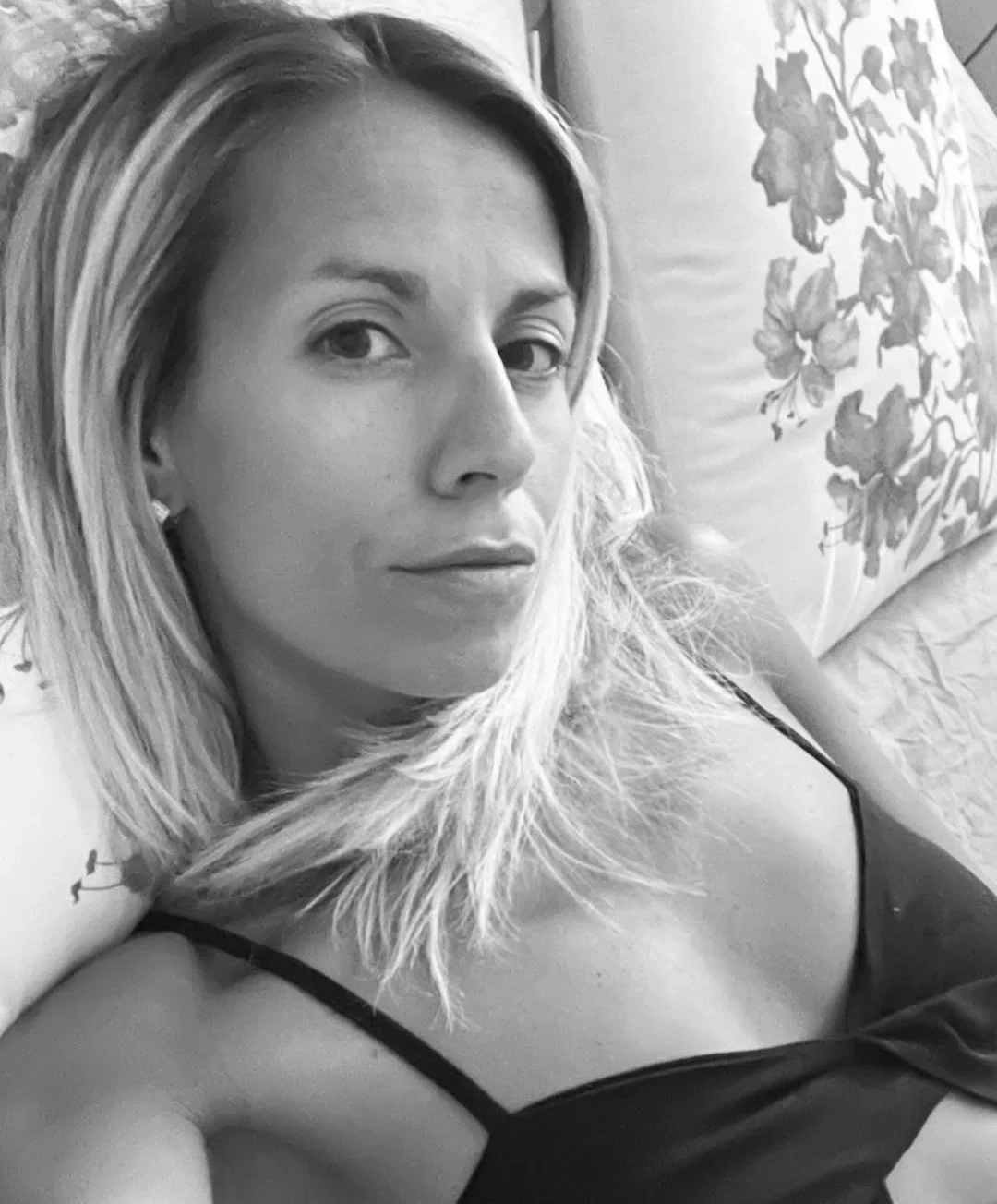 Giulia Mizzoni hot italian journalist image 17