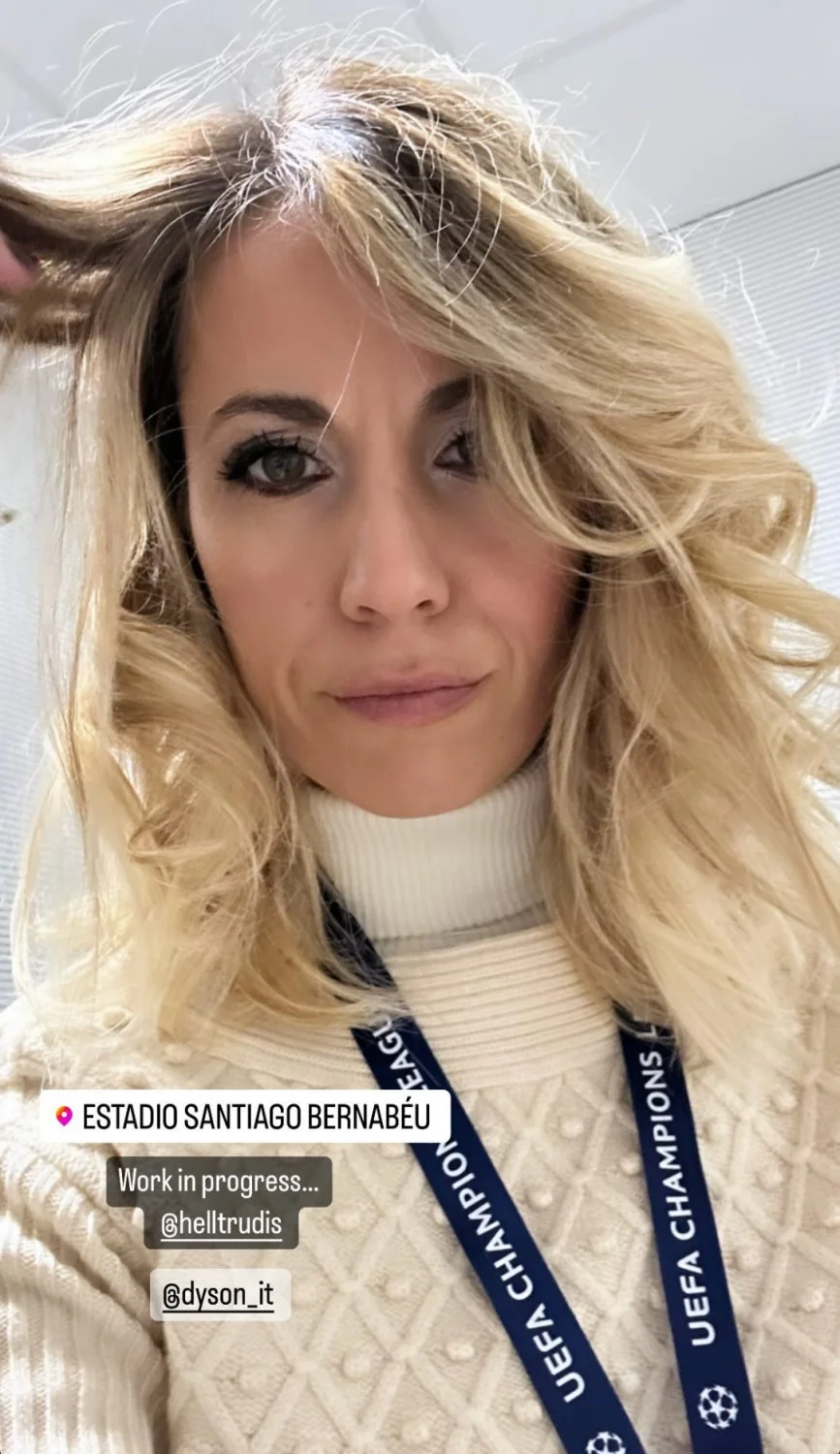 Giulia Mizzoni hot italian journalist image 23