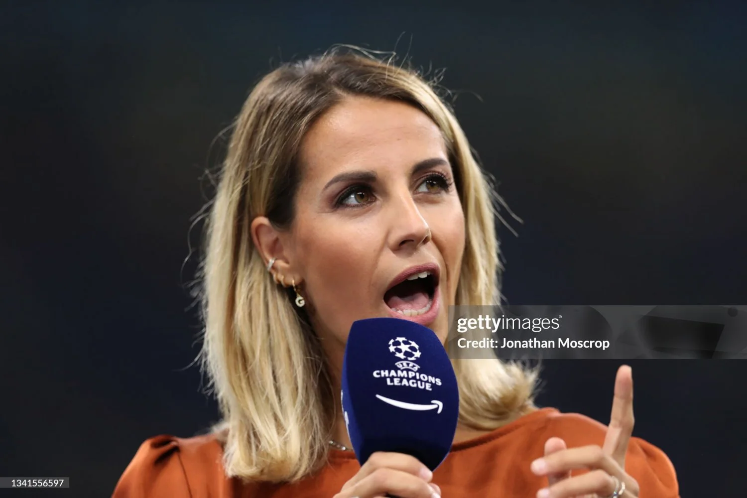 Giulia Mizzoni hot italian journalist image 25
