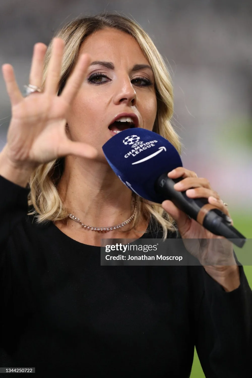 Giulia Mizzoni hot italian journalist image 26