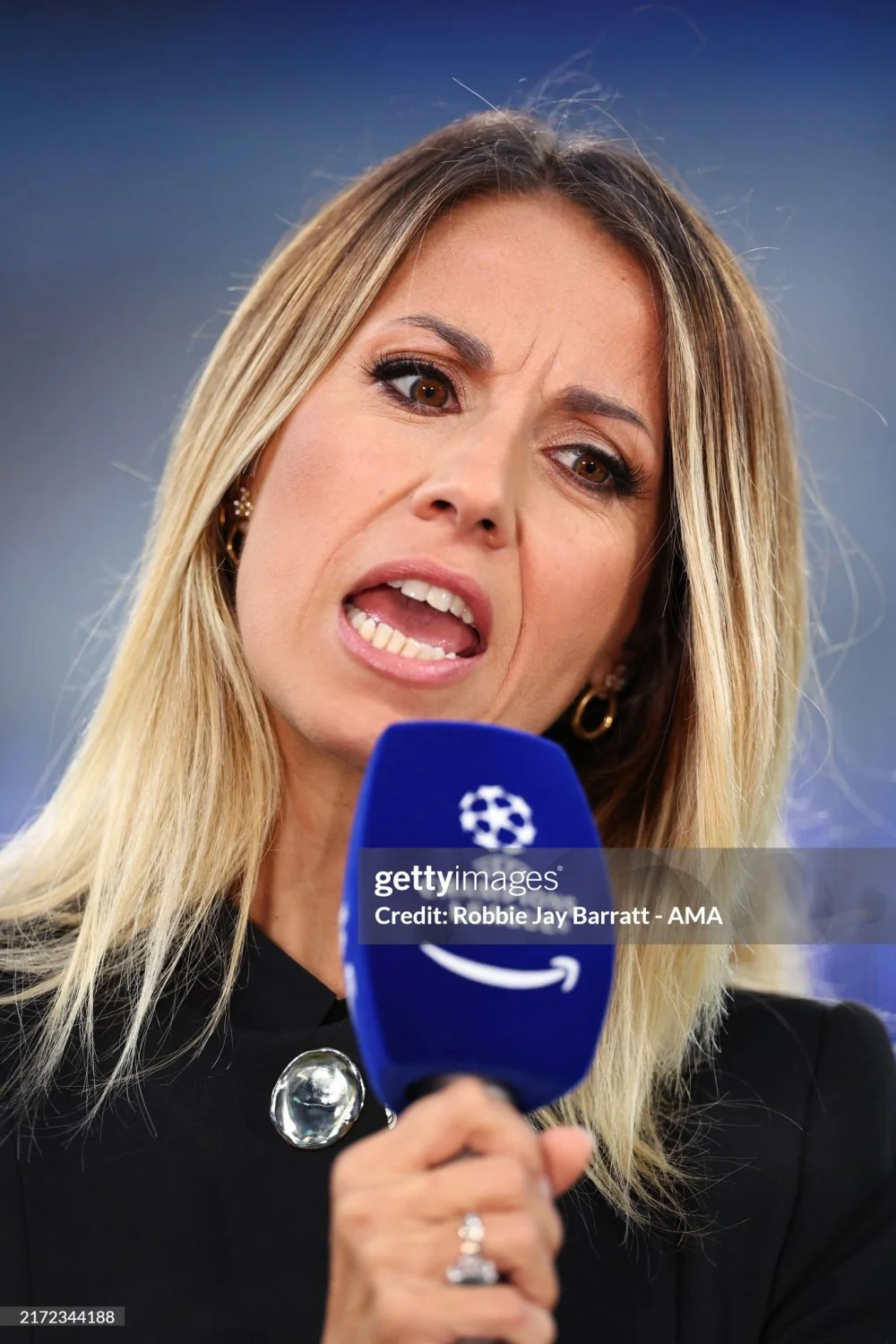 Giulia Mizzoni hot italian journalist image 28