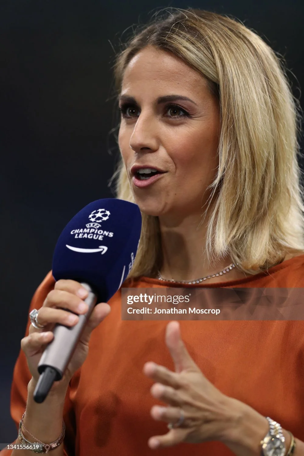 Giulia Mizzoni hot italian journalist image 29