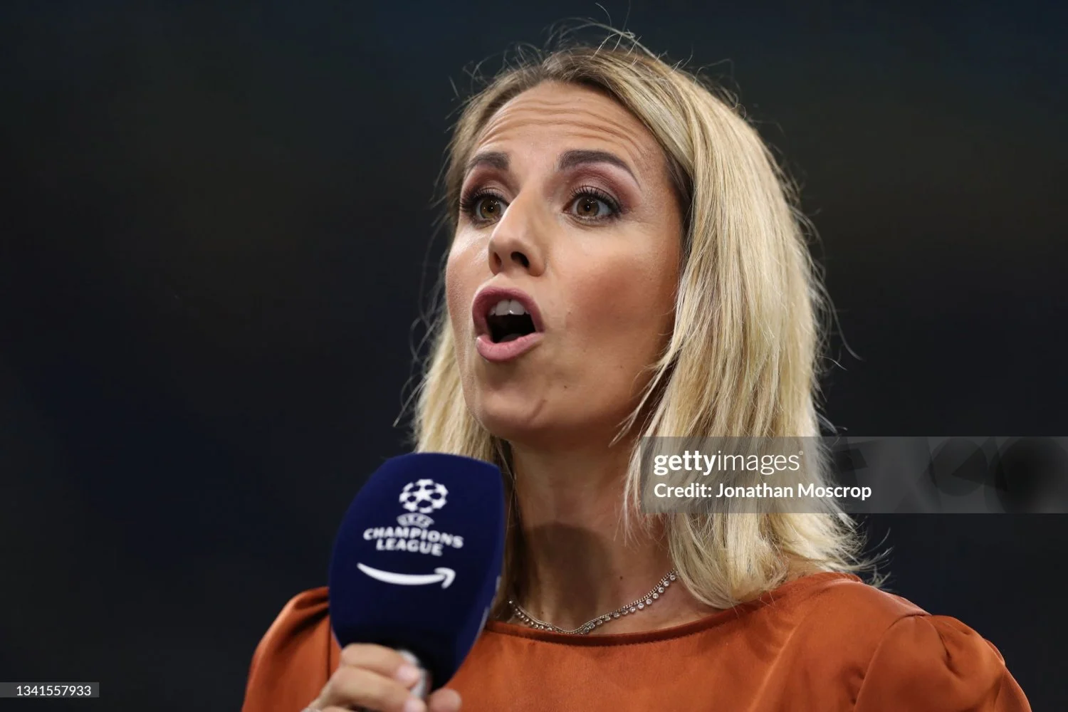 Giulia Mizzoni hot italian journalist image 30
