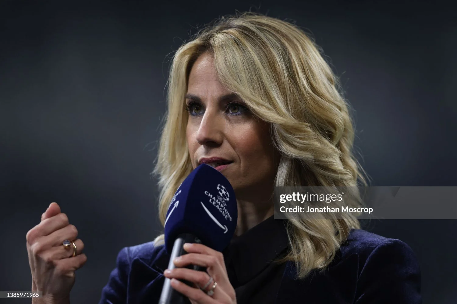Giulia Mizzoni hot italian journalist image 31