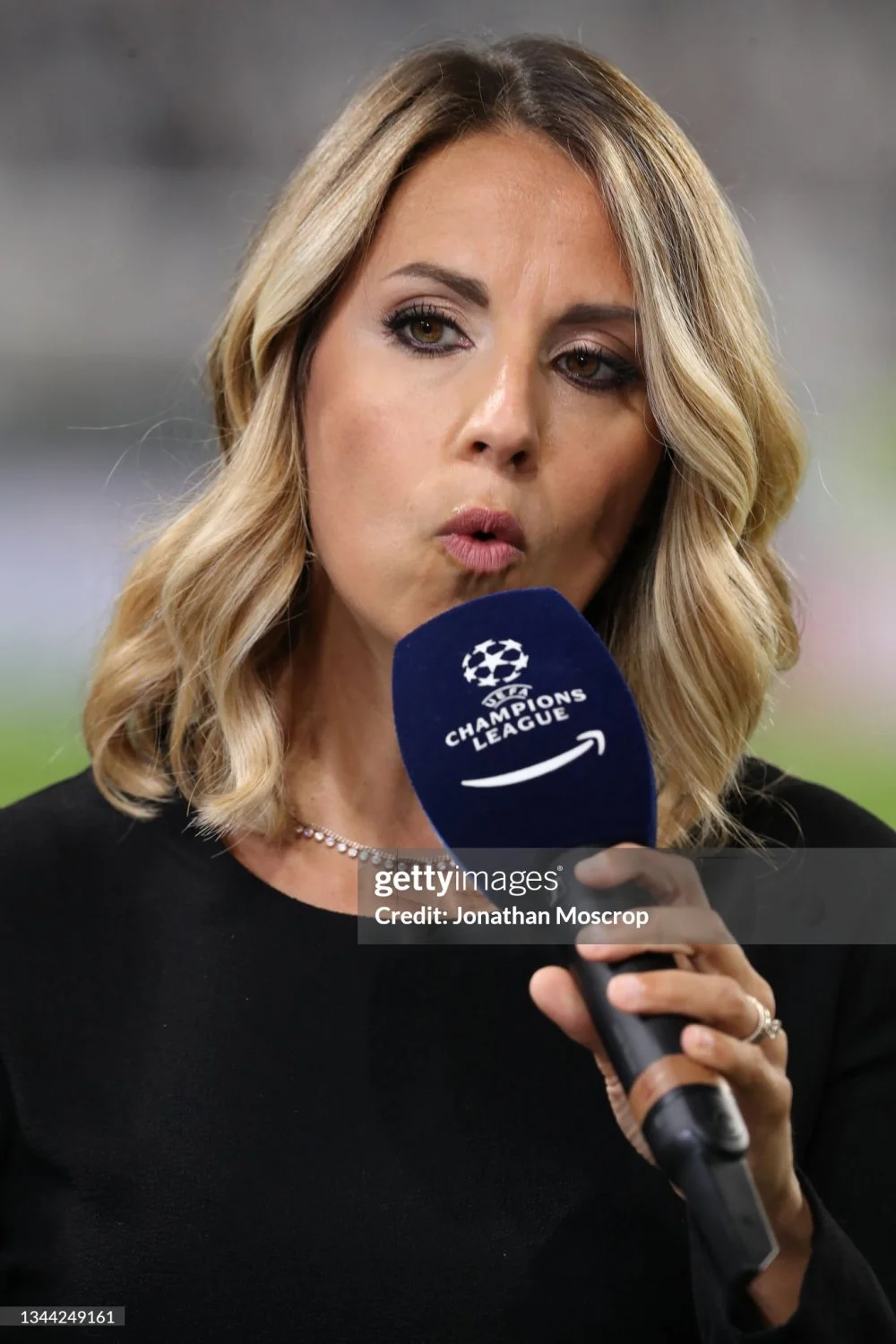 Giulia Mizzoni hot italian journalist image 32