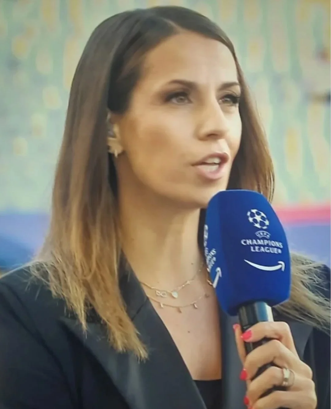 Giulia Mizzoni hot italian journalist image 5