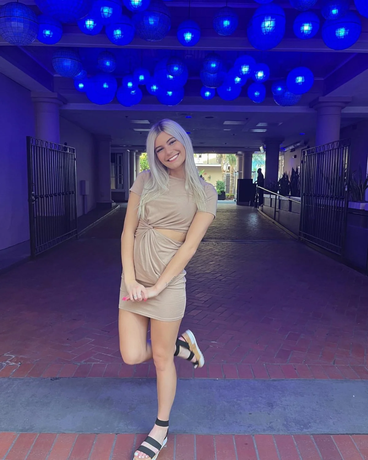 Hometown blonde shows how her fine ass moves around when she twerks it for us image 13