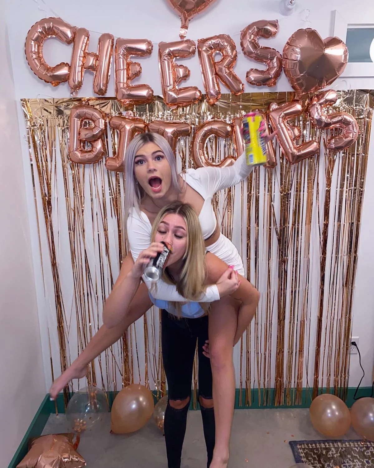 Hometown blonde shows how her fine ass moves around when she twerks it for us image 15