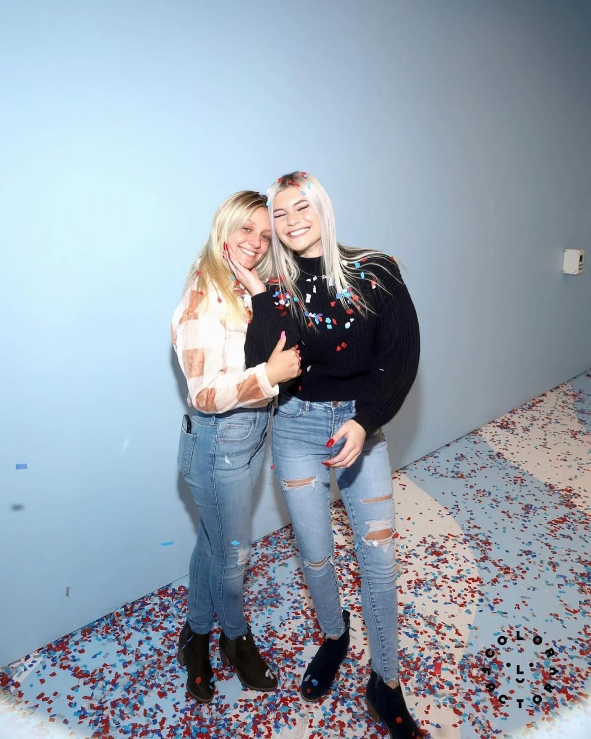 Hometown blonde shows how her fine ass moves around when she twerks it for us image 19