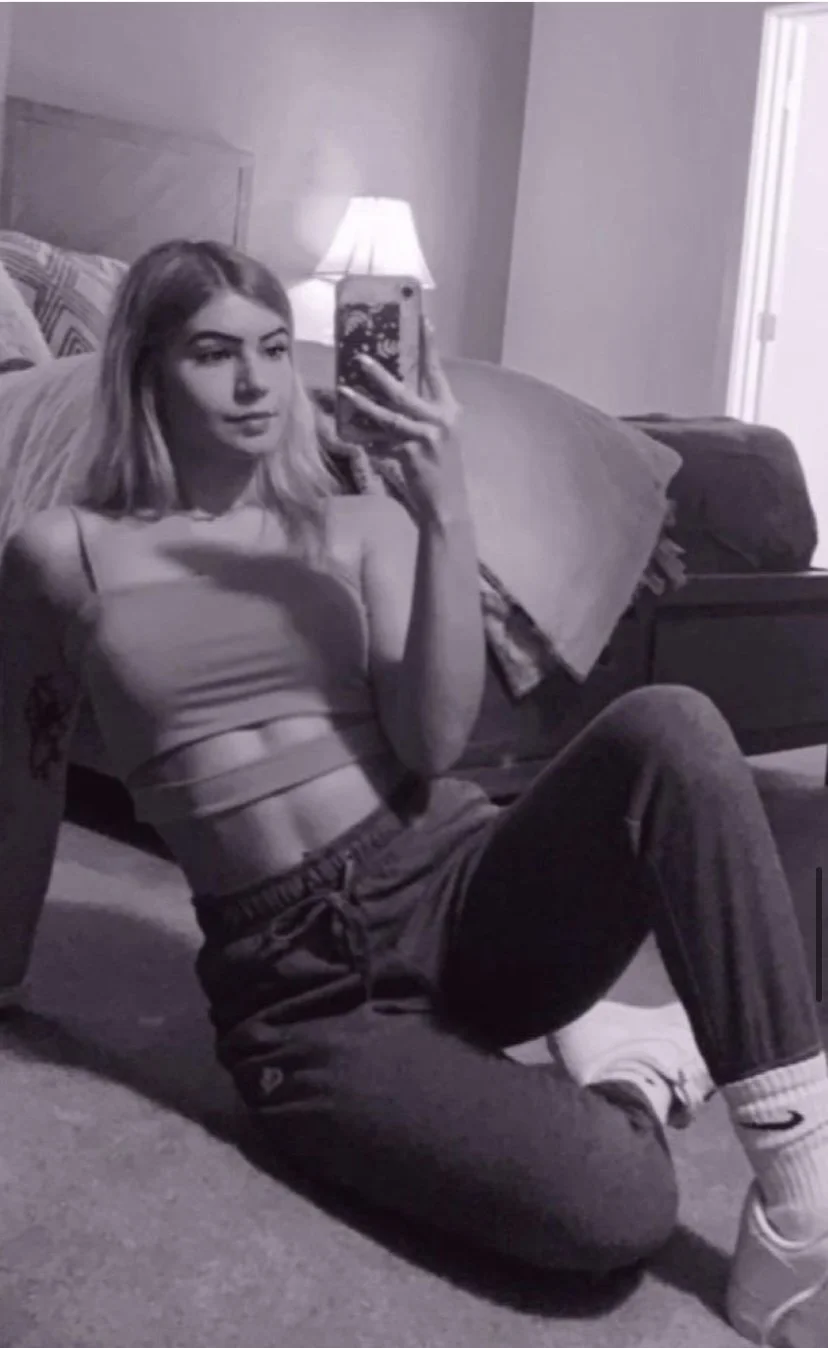 Hometown blonde shows how her fine ass moves around when she twerks it for us image 3
