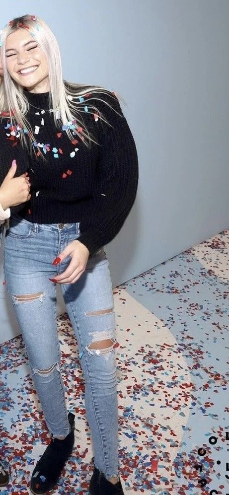 Hometown blonde shows how her fine ass moves around when she twerks it for us image 5