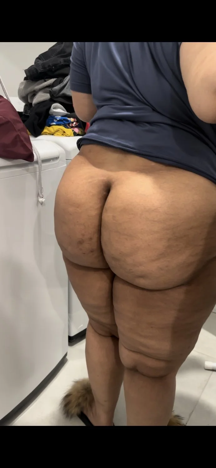 Latina wife washing clothes with no panties on image 5