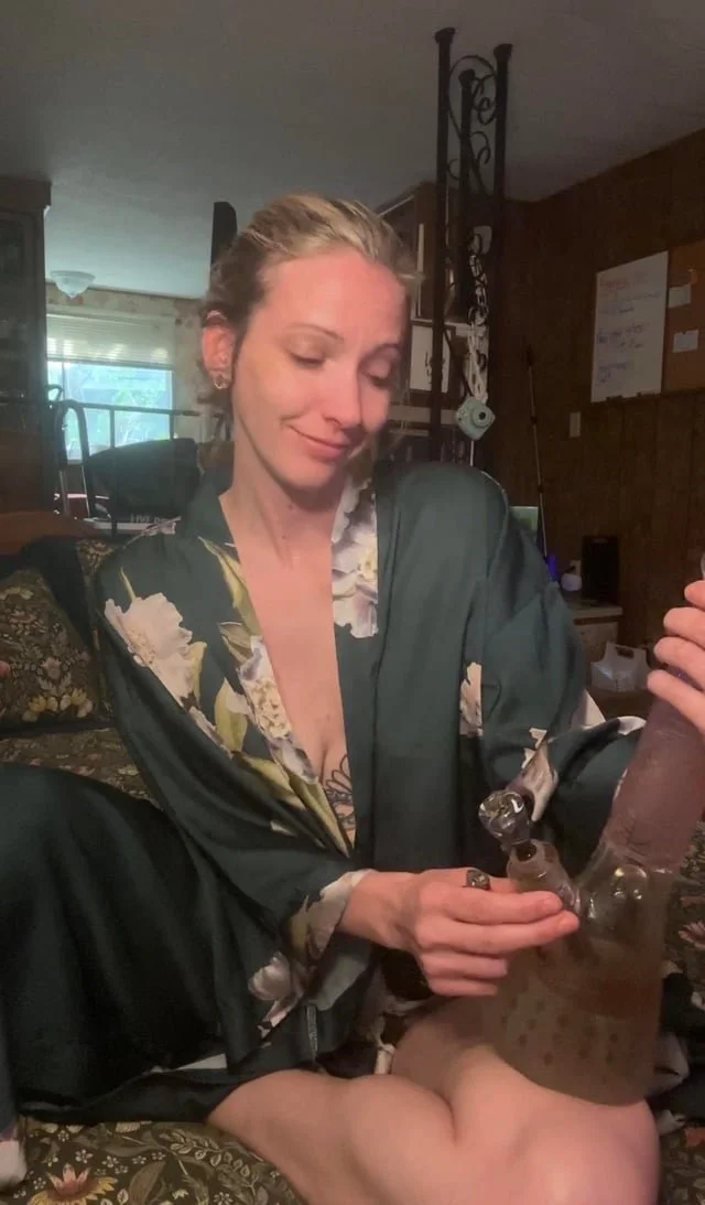Petite Stoner Chick main image