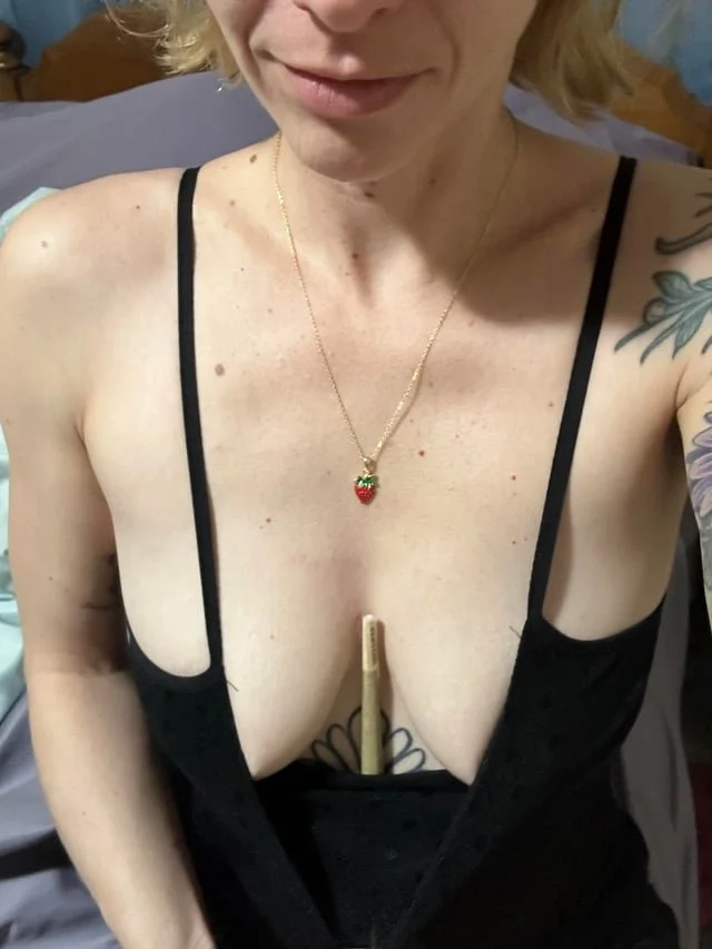 Petite Stoner Chick image 3