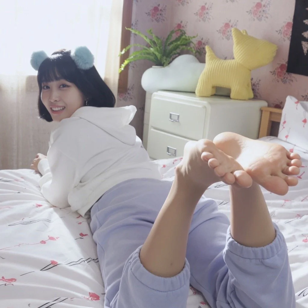 kpop feet momo image 3