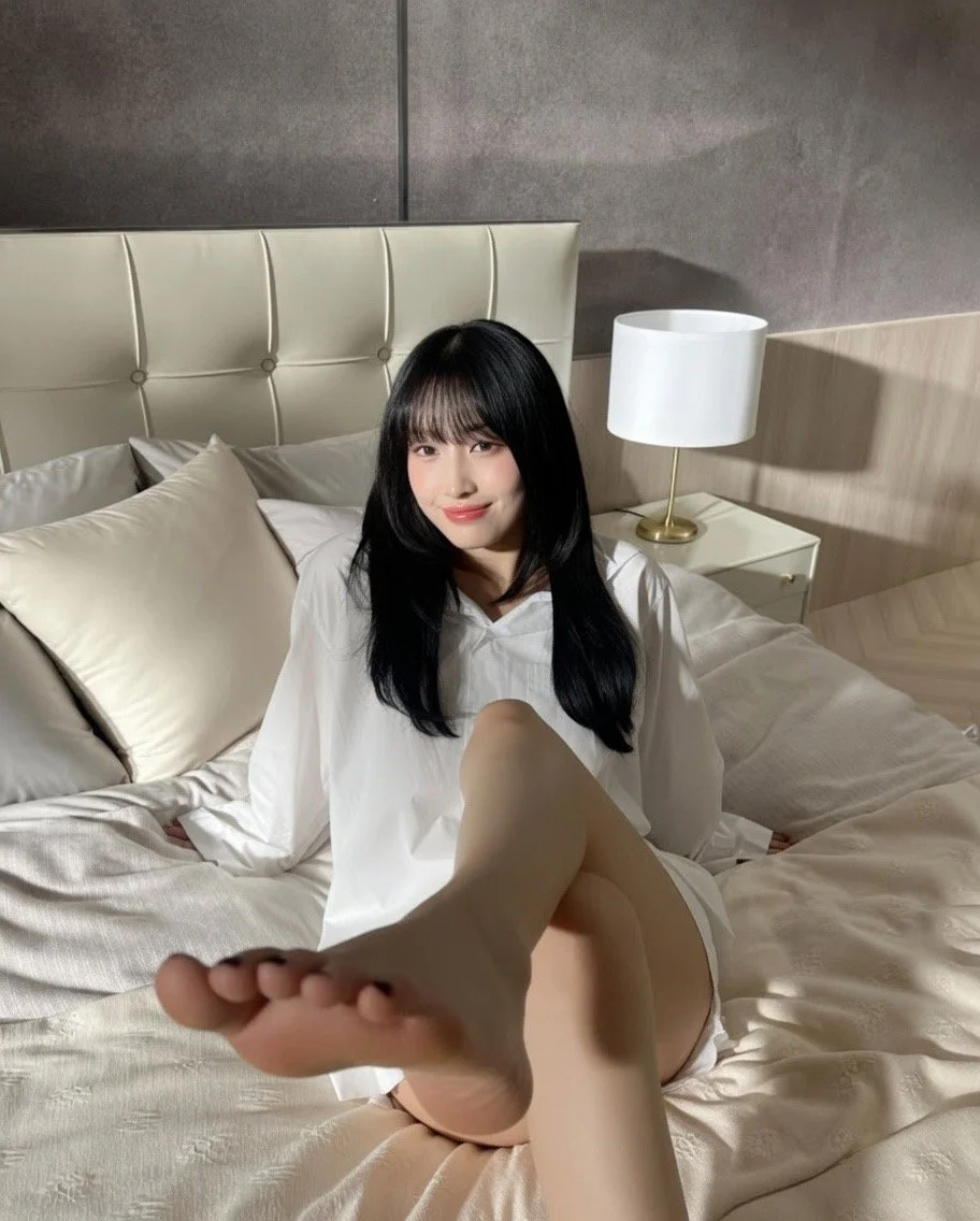 kpop feet momo image 5